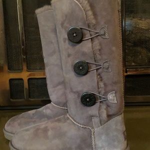 UGG BAILEY BUTTON TRIPLET II GREY BOOTS, size 7 USA, brand new, in original box
